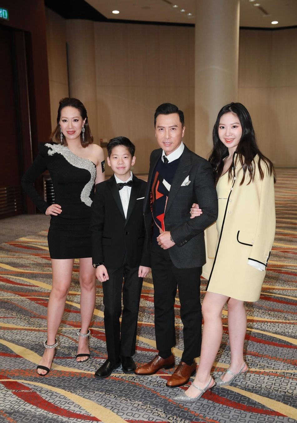 甄子丹一家四口亮相,儿子像爸爸小眼睛,女儿像妈妈好身材