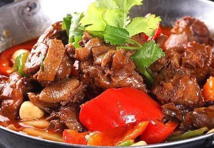 辣炒鸭块 --- 呈酱红色 味道香辣 鸭肉糯嫩