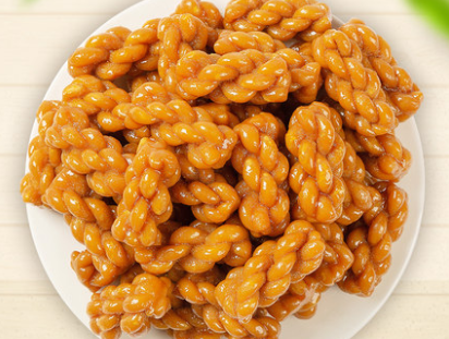 我们生活中有各种各样的小零食,小麻花是属于面食类的零食,小麻花口感