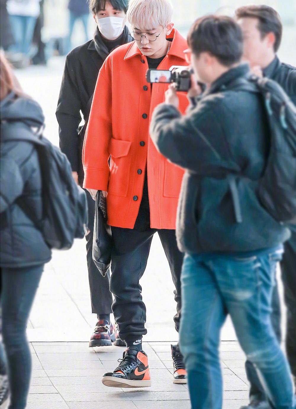 朴灿烈红色大衣现身机场,复古眼镜戴出软萌帅气,这颜值不红才怪