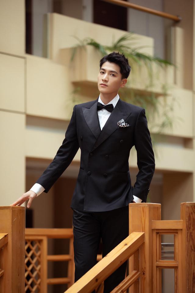 演员金泽亮相国剧盛典 黑色修身西装尽显雅痞绅士魅力