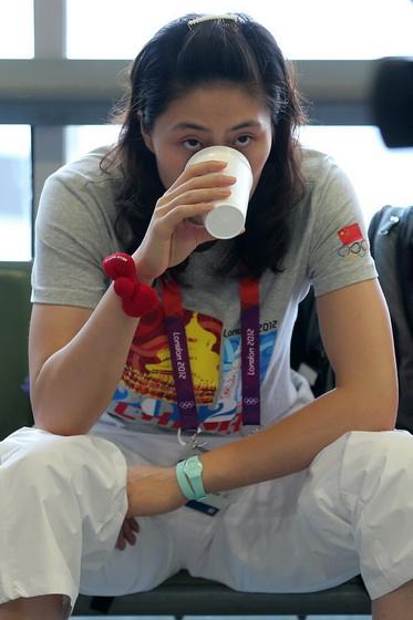 女排前国手一家三口游玩埃菲尔,女儿嘴里含奶嘴超可爱|马蕴雯|一家三