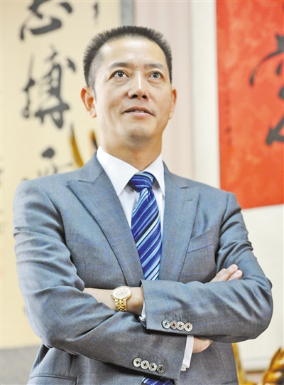 洪九果品创始人邓洪九是一位传奇人物,靠一根扁担起家,最早是一位摆摊