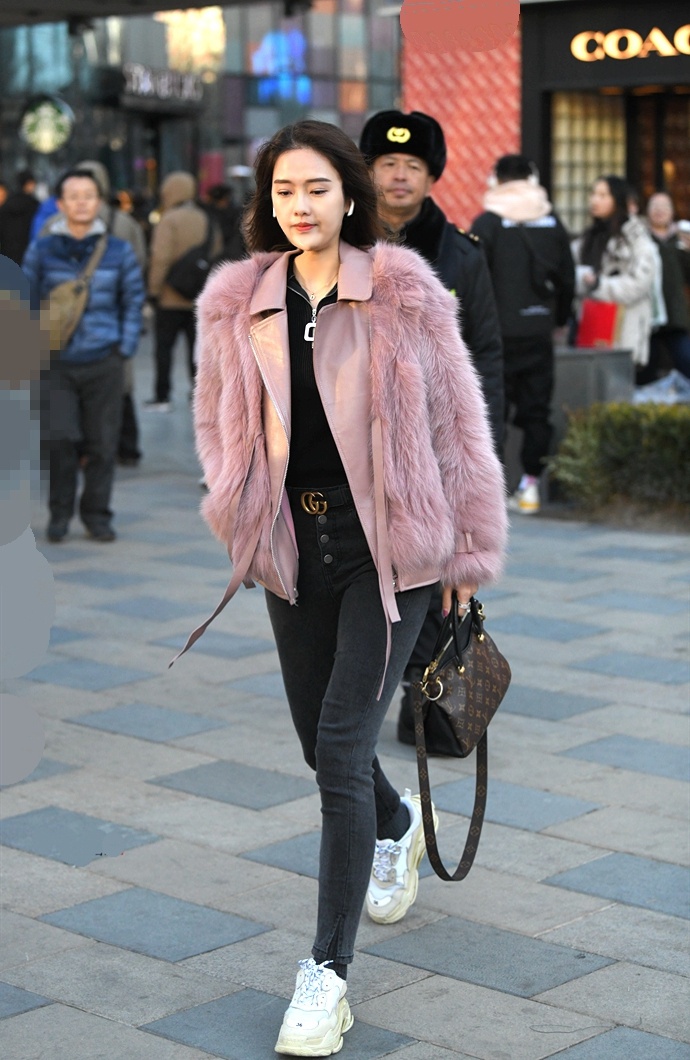 街拍:凸显个性的皮草装美女