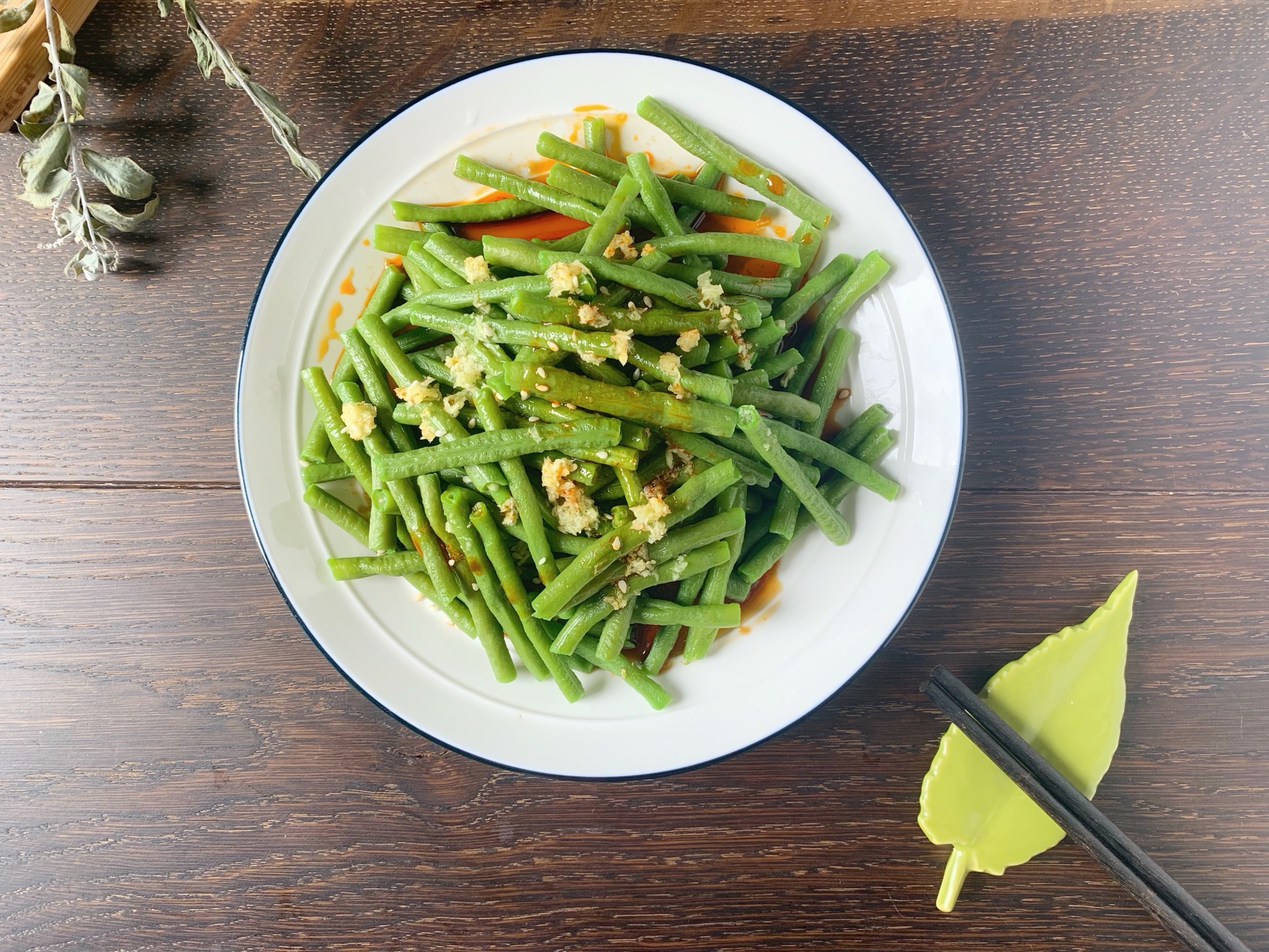 夏天吃凉拌菜很合适,做上一道凉拌豆角,颜色清新翠绿,爽口下饭