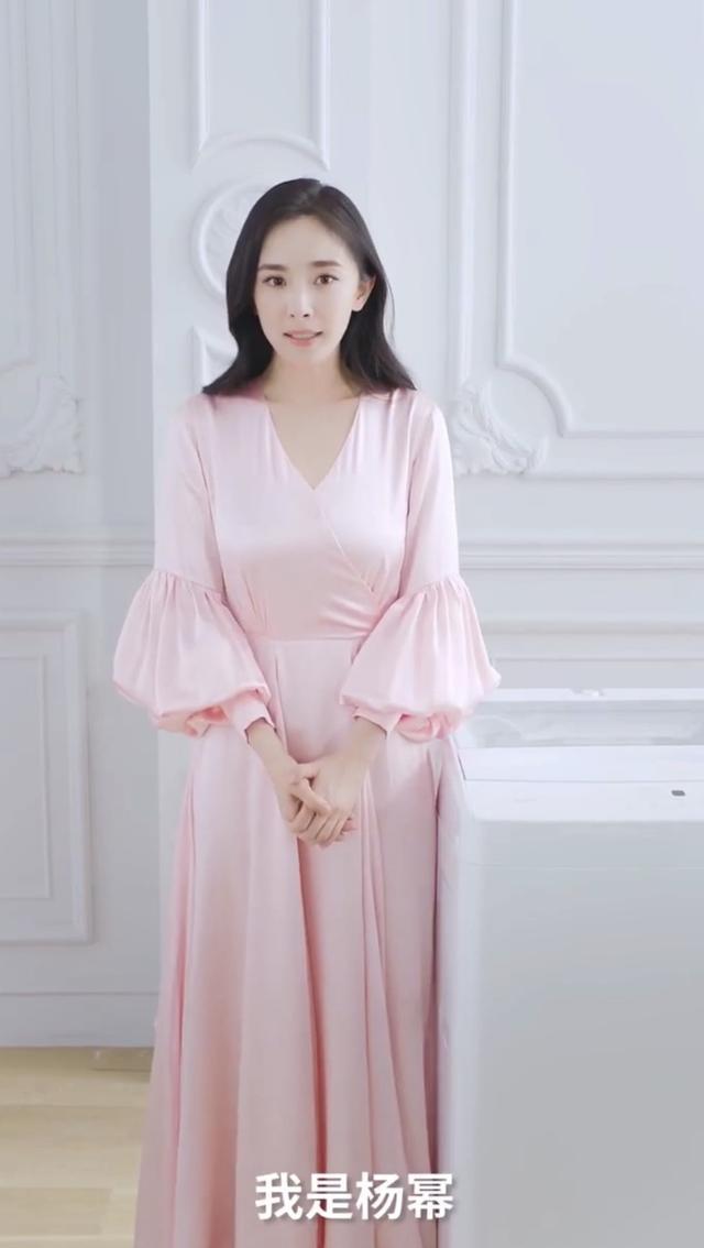 杨幂身材大变样?近照穿粉裙看不到腰身,肩宽体胖毫无少女感