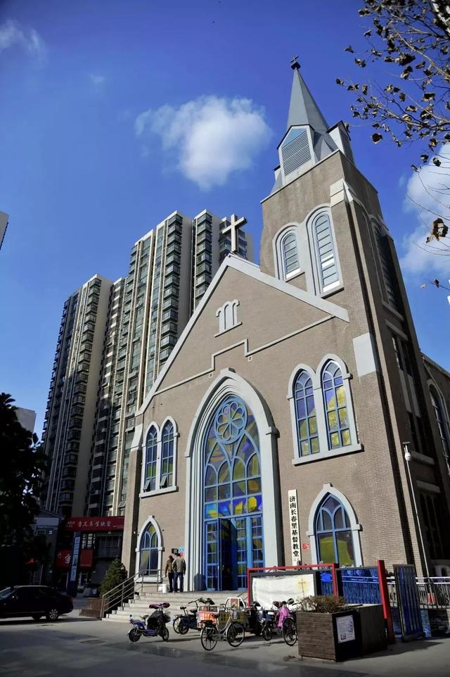 济南长春里基督教堂位于济南市市中区经三纬二路万达广场后二百米.