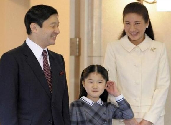 爱子虽颜值不高,但衣品一直在线,真子跟佳子却偏爱老式格子裙