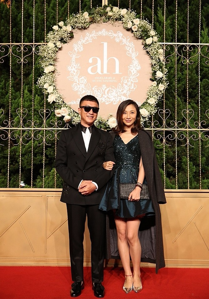 49岁孙红雷为女儿addy庆祝2岁生日,父女海边牵手温馨有爱