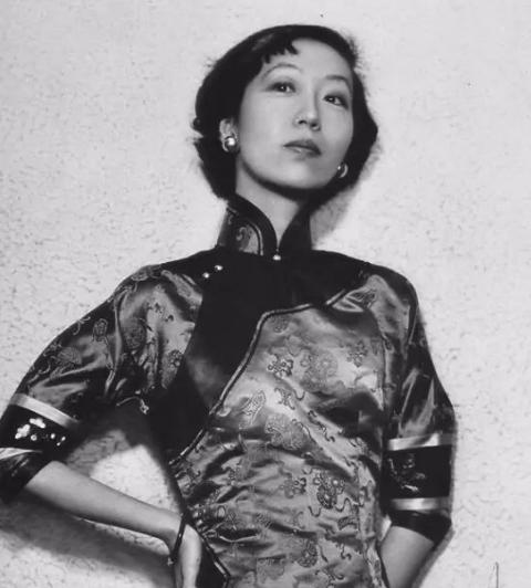 她出身不凡,却选择多年不嫁,等了初恋52年,终于在78岁穿上婚纱