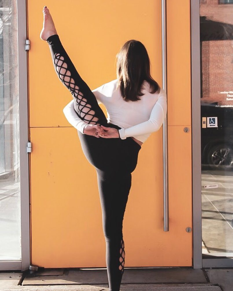 然后将右腿向上抬起伸直,然后双手在后背的方向环绕住右大腿,挺直上身