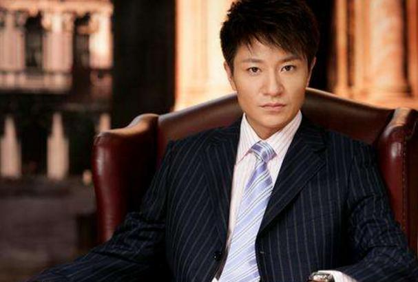 他有着酷似张国荣的笑容,棱角分明的五官,让人看了一眼就过目不忘.