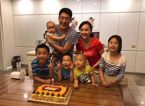 带你看看于震现实的豪宅家里有五个小孩子一家人生活太温馨了