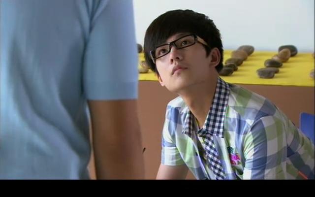 2,《青春旋律》饰宁浩,气质很柔弱,与世无争,循规蹈矩的小男生.