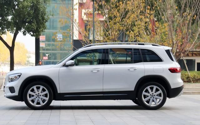 最便宜的奔驰7座SUV，天窗、主动刹车皆是标配，轴距超2米8！