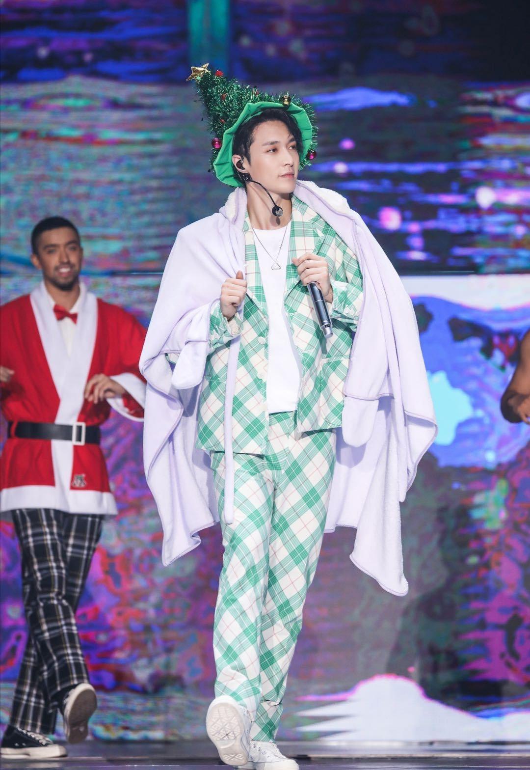 张艺兴圣诞帽造型萌翻绿色格子套装穿出清新范圣诞造型太可爱
