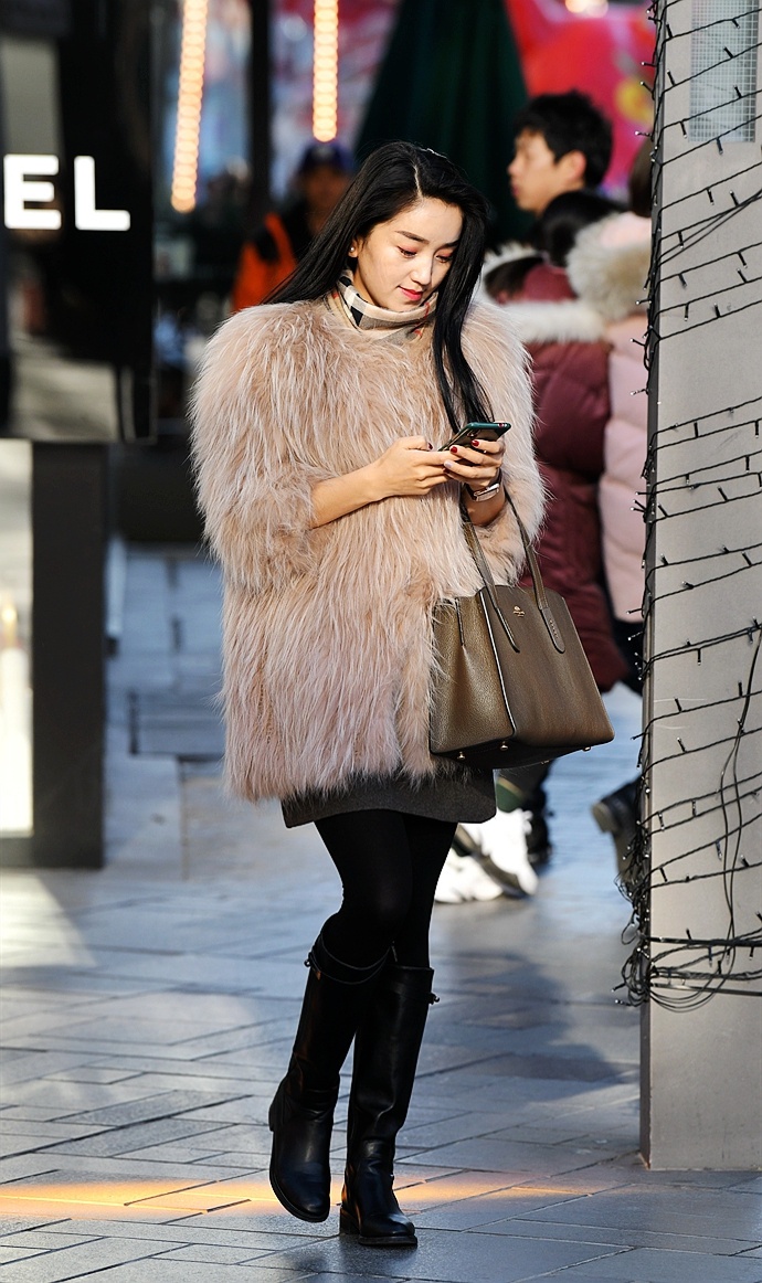 街拍年轻美女也爱皮草装