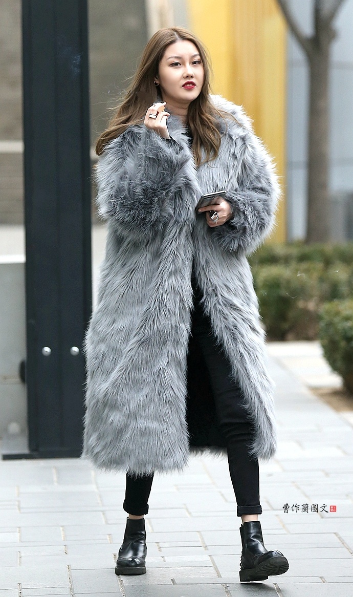 街拍年轻美女也爱皮草装