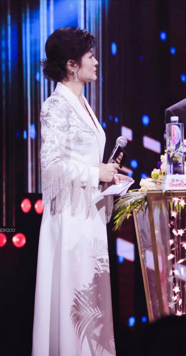 "央视一姐"周涛穿白色流苏礼服主持盛典太优雅,气场完全不输董卿