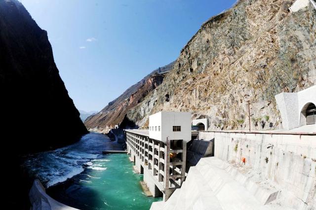 国内最"难搞"的水电站,坝高305米,工人每天爬3公里到施工现场