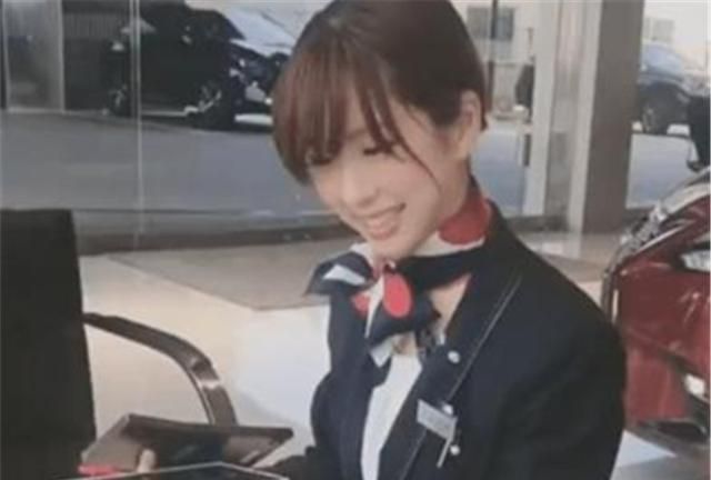 日本丰田4s店买车,美女销售"跪着"服务,全程微笑毫不含糊!