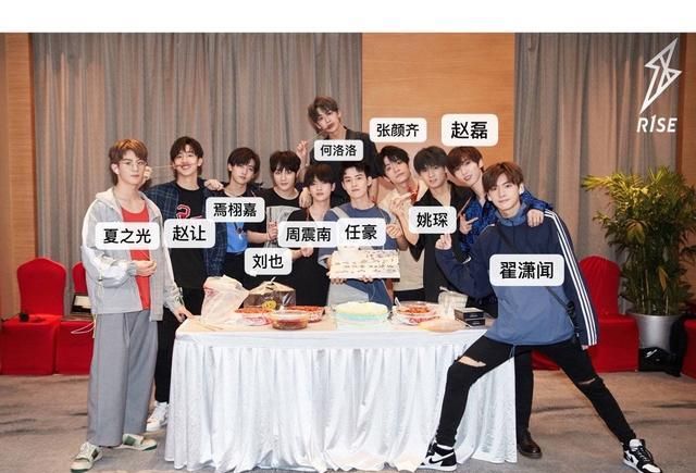 r1se开花式鞠躬引人爆笑网友他们是不是对鞠躬有什么误解