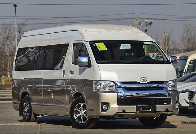 王思聪坐大面包车出行!不仅座驾降级,女伴颜值也降低了