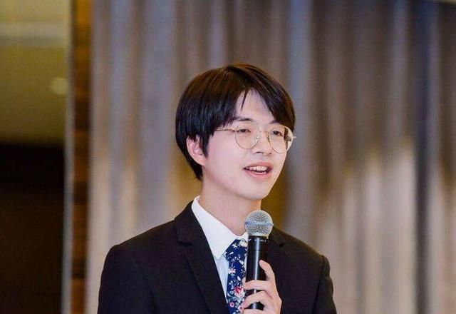 《奇葩说》辩题结合情感和人工智能,选手席瑞展现语言魅力