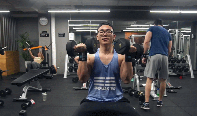 动作一:坐姿阿诺德推举所以想要增加基础代谢能力还是需要我们进行