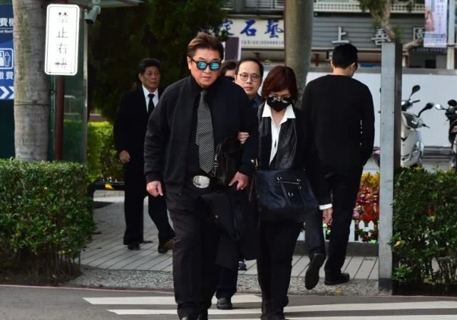 高以翔火化结束:由二哥捡骨入坛,高父不忍心看,难掩落泪