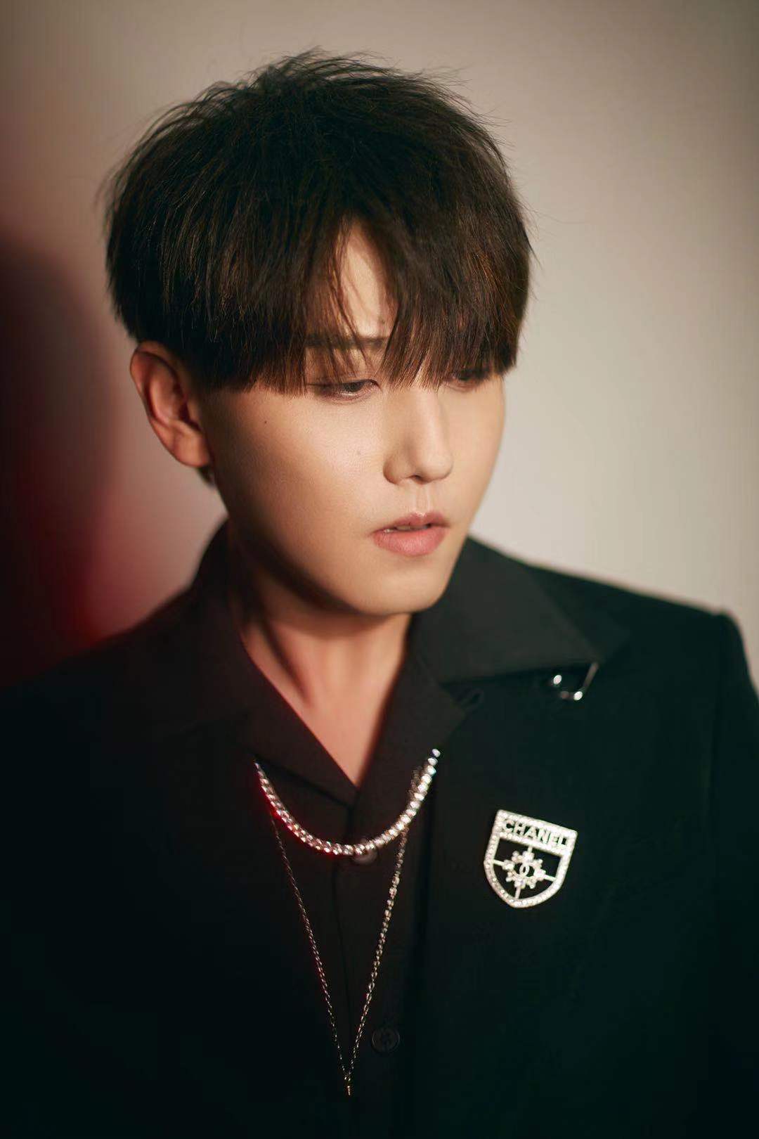 赵泳鑫获年度最佳人气唱作人盛典现场首唱多余