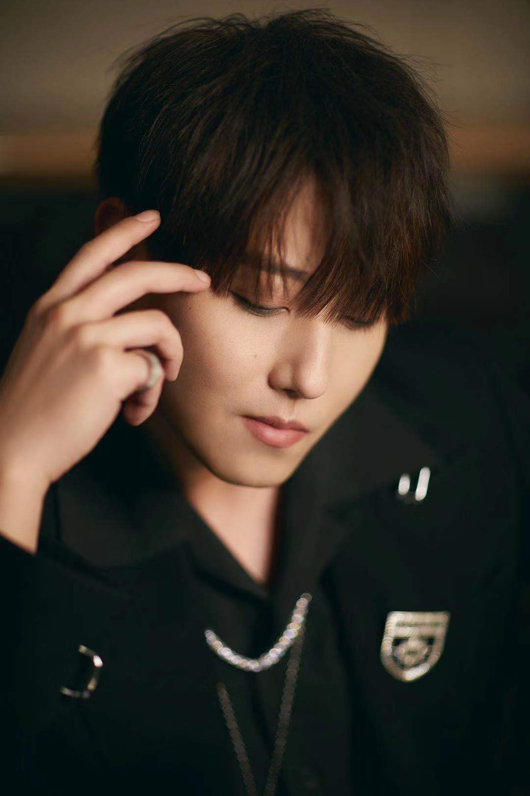 赵泳鑫获年度最佳人气唱作人盛典现场首唱多余