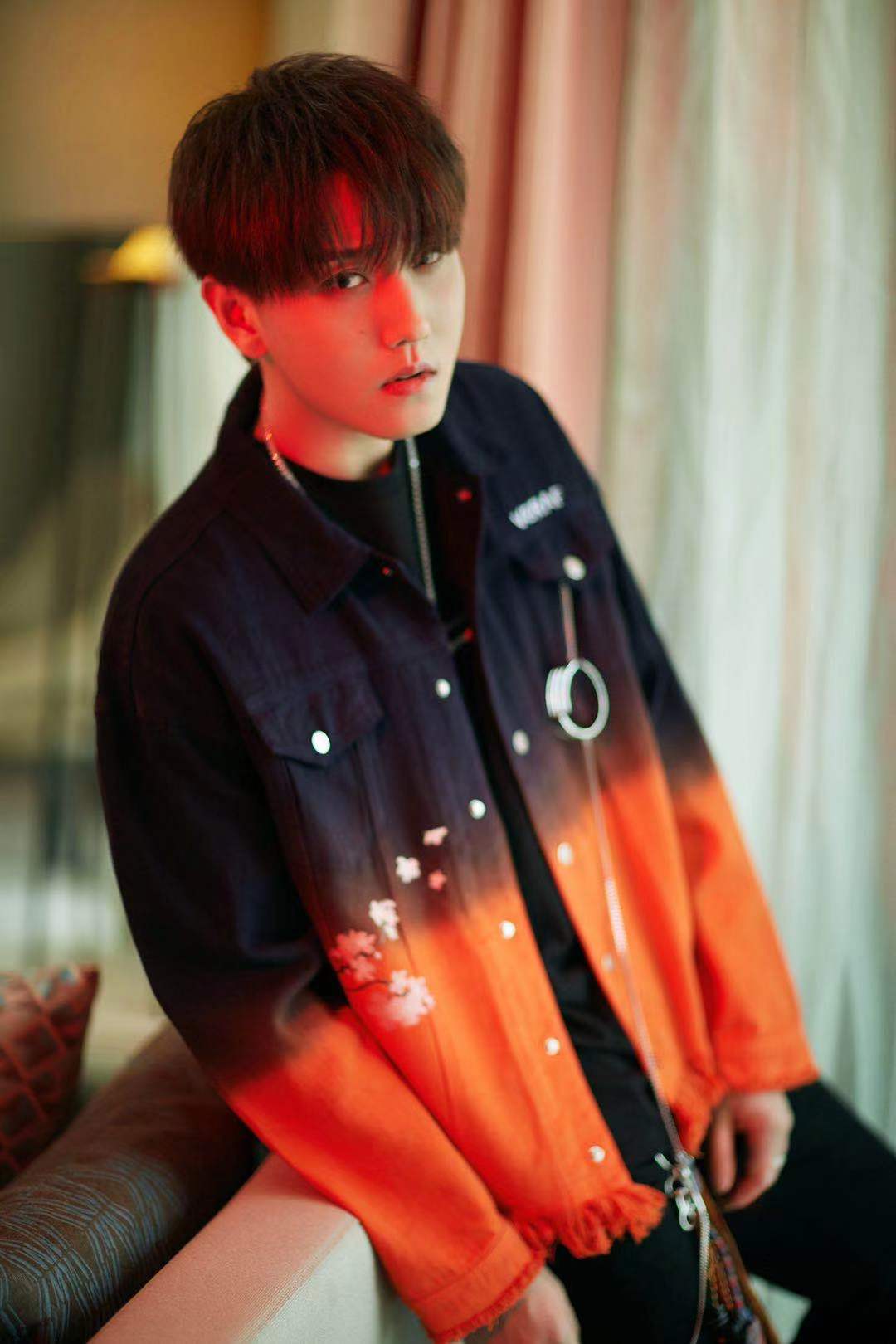 赵泳鑫获年度最佳人气唱作人盛典现场首唱多余