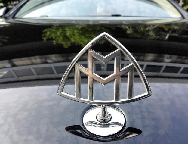 迈巴赫是一个豪车品牌,它的车标是一个立体车标,是由两个m组成的,看