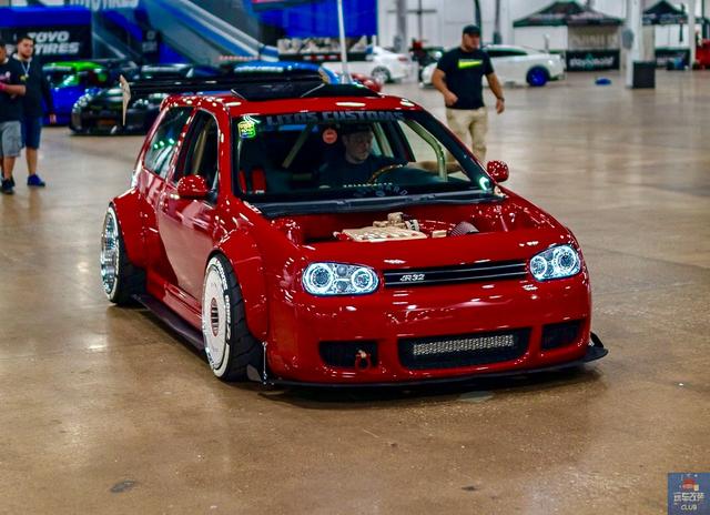 亮红色大众高尔夫r32玩转复古风改装,拥有"灵魂"的性能小钢炮