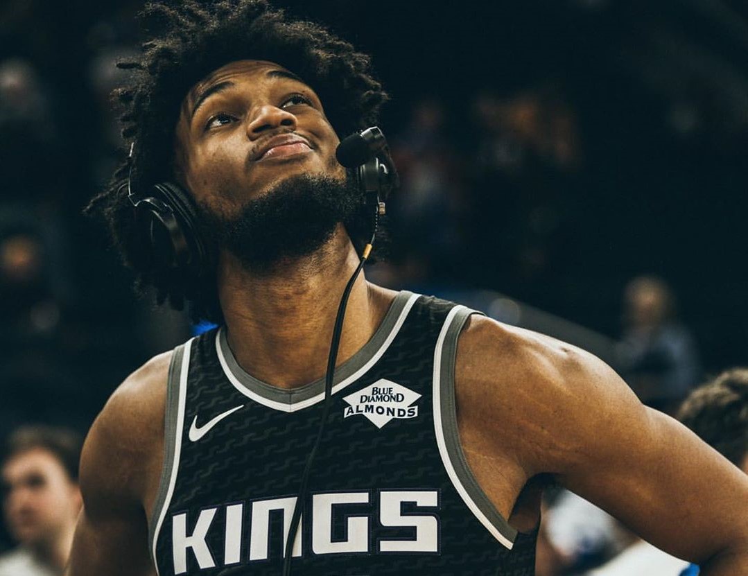 巴格利晒头戴耳机赛场照:给这张照片起个标题吧