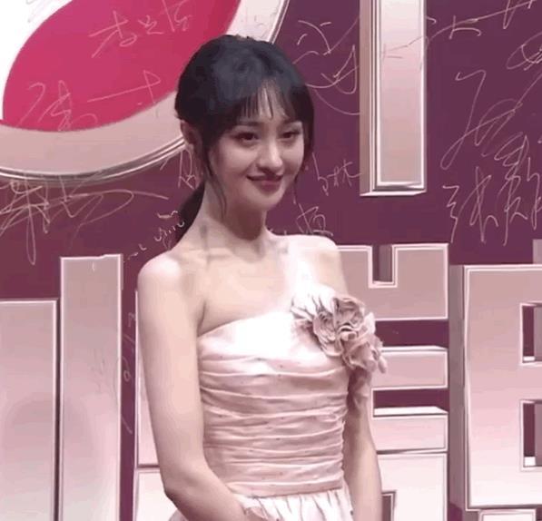 郑爽长胖后颜值回春,穿礼服也能挤出"痒痒肉",楚雨荨回来了