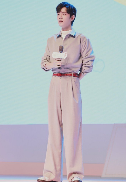 肖战穿套装腰细腿长被迫营业闷头笑打工仔好难