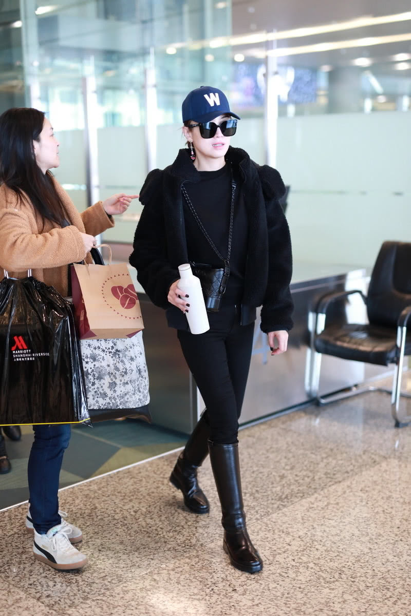 宋佳手握保温杯走机场,羊羔绒配黑色长靴,活出了39岁的样子