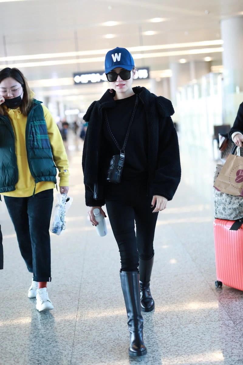 宋佳手握保温杯走机场,羊羔绒配黑色长靴,活出了39岁的样子