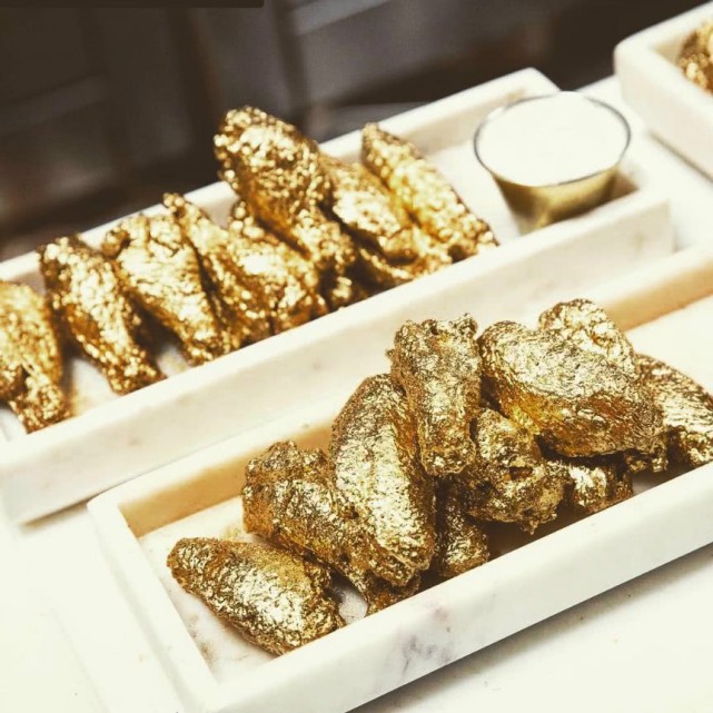 美国男子推出"黄金大餐",一盘鸡翅售价6400元