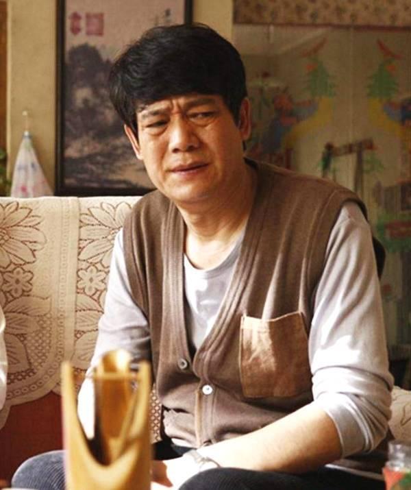 他14岁演戏跑龙套,38岁演窝囊男成名,女儿长得实在太美了