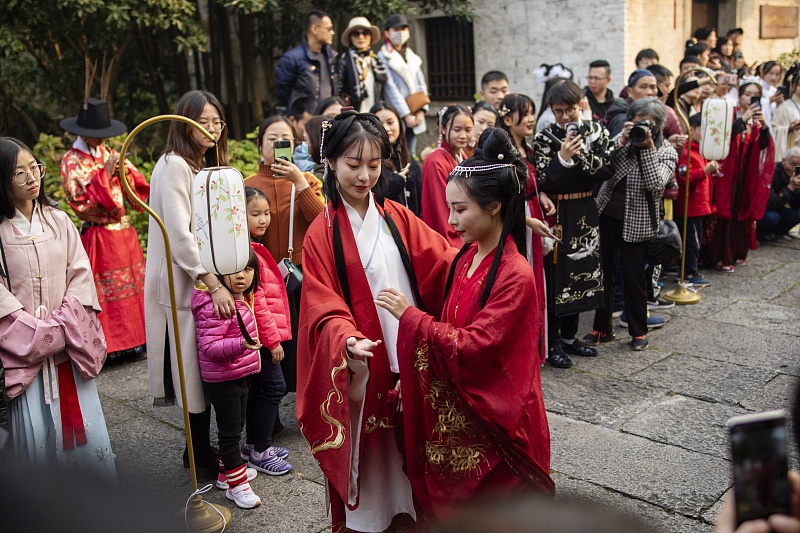 浙江绍兴举行汉服快闪 汉服爱好者前来打卡 让人仿佛置身在古代