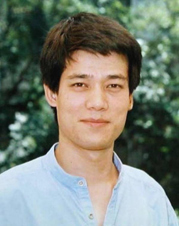 他14岁演戏跑龙套,38岁演窝囊男成名,女儿长得实在太美了