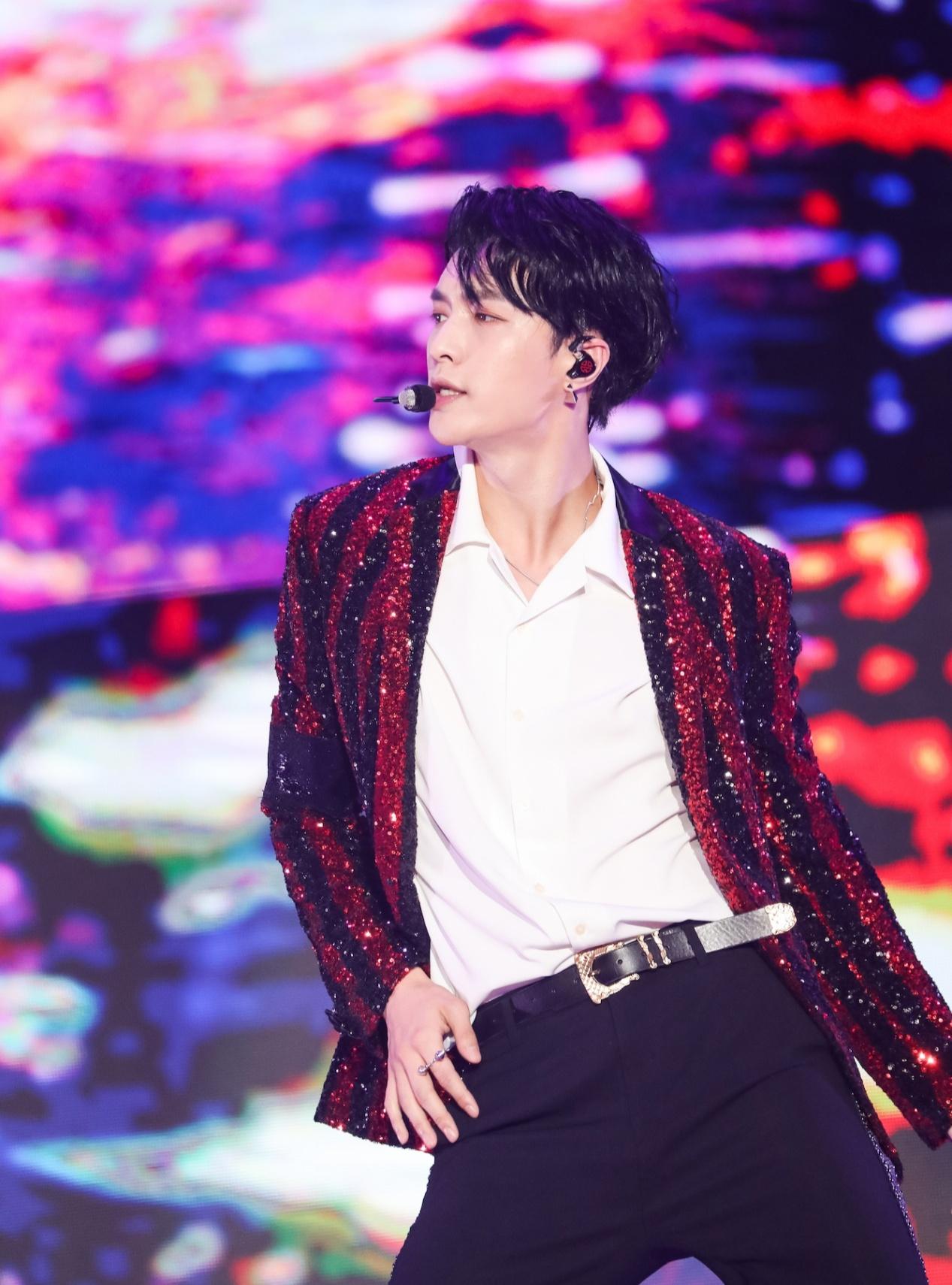 张艺兴圣诞帽造型萌翻绿色格子套装穿出清新范圣诞造型太可爱