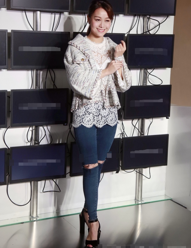 沉寂8个月的黄心颖终于露面,穿灰大衣低调朴实,昔日港姐变路人