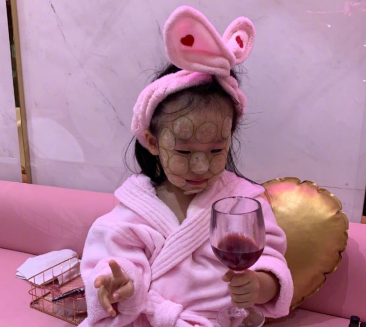 有一种逆袭叫米粒当初被观众嫌丑如今美到伊能静不敢相信