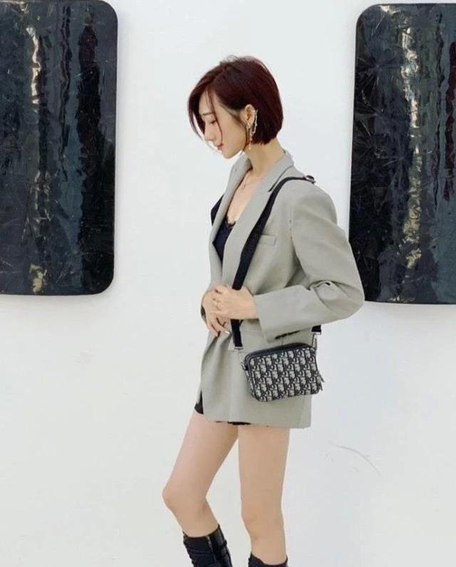 蒋丽莎还有其他的穿搭,也是很不错的.