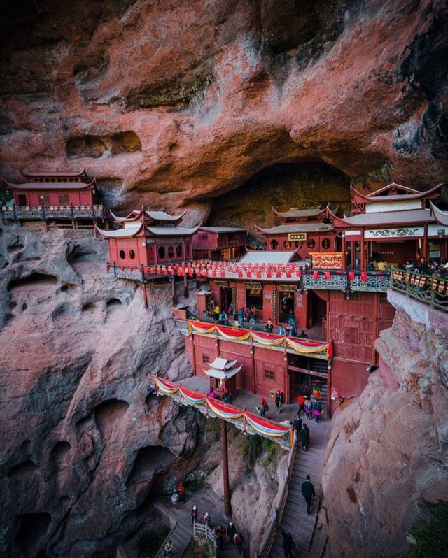 伫立悬崖千年的中国八大最险寺庙你都去过吗