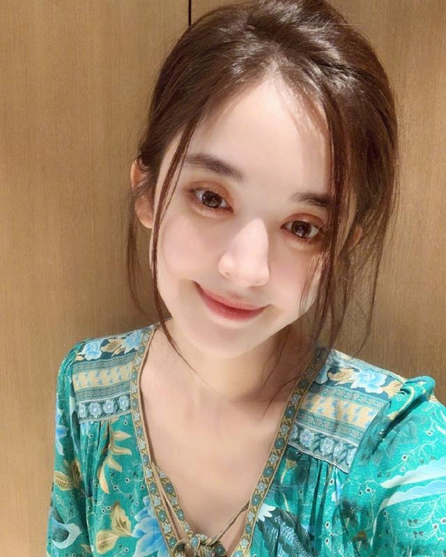 美还是古力娜扎美!小黑裙优雅高贵,短发造型更是"惊艳你我他"